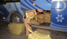 Video phát hiện lô hàng lậu giấu dưới gầm xe